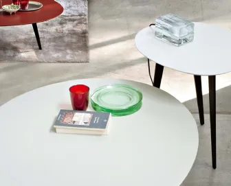 Tavolini con top sagomato in laccato opaco e base in metallo Flowers di Lema