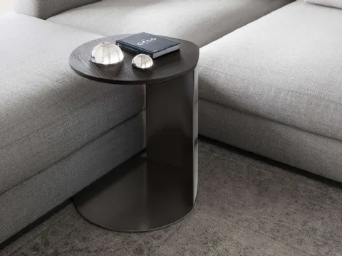 Tavolino asimmetrico con top in legno e base in metallo Gullwing di Lema