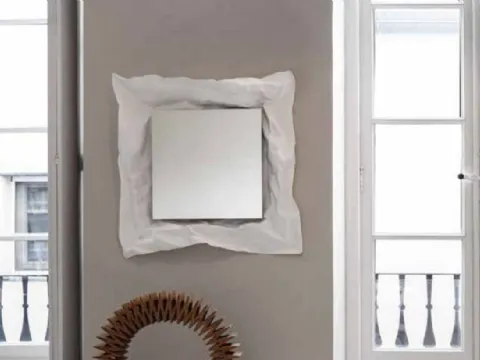 Specchio cornice effetto carta stropicciata in feltro di cellulosa WOW di Mogg