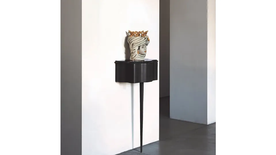 Tavolino contenitore fissato a parete in legno verniciato nero Carlino CM di Zanotta
