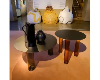 Tavolino rotondo con top in lamiera di acciaio e gambe in vetro soffiato Echino di Zanotta