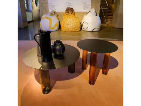 Tavolino rotondo con top in lamiera di acciaio e gambe in vetro soffiato Echino di Zanotta