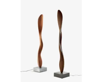 Lampada Fiamma Lamp dal design scultoreo interamente realizzata in legno massello di Riva1920