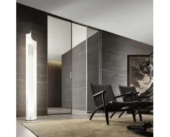 Porta per interni scorrevole Zen in vetro grigio trasparente con struttura in metallo finitura Bronzo di Rimadesio