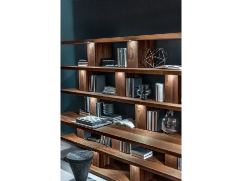 Libreria divisoria Bookshelf in listellare impiallacciato con faretti di Riva1920