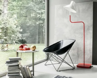 Poltroncina di design in cuoio e metallo con sedile a guscio Popsi di Lema