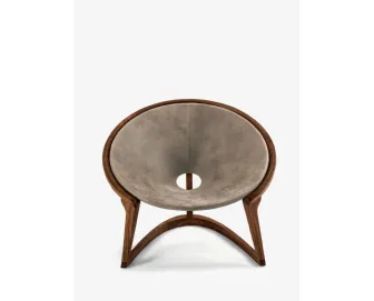 Poltroncina avvolgente Yin and Yang Lounge Chair rivestita in pelle Camoscio con telaio in noce massello Riva1920