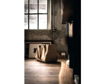 Sgabello Mondana in legno massello di cedro profumato a forma di borsa di Riva1920