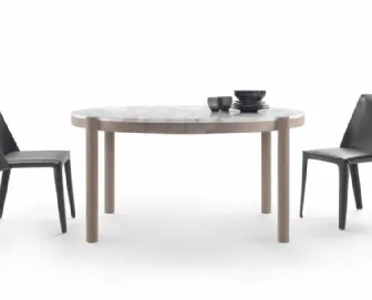 Tavolo rotondo Gustav con piano in marmo bianco di Carrara e base in legno massello di Flexform