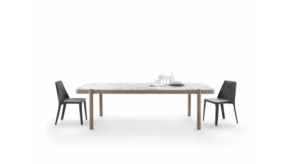 Tavolo rettangolare Gustav con piano in marmo bianco di Carrara e base in legno massello di Flexform