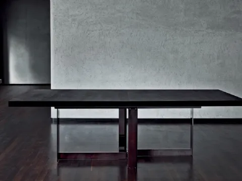 Tavolo Jacques con piano in legno impiallacciato con base in metallo di Flexform