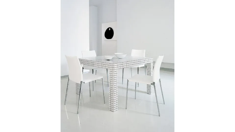 Tavolo fisso quadrato con struttura in legno placcato in laminato colore bianco con stampa digitale a quadretti Quaderna 2600 di Zanotta