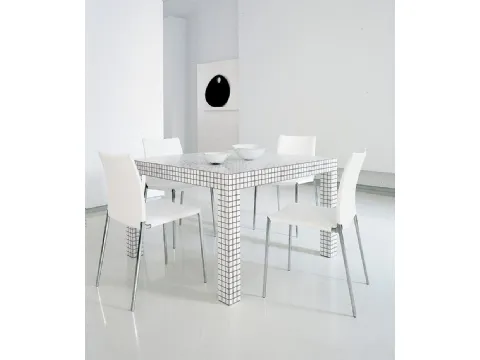 Tavolo fisso quadrato con struttura in legno placcato in laminato colore bianco con stampa digitale a quadretti Quaderna 2600 di Zanotta