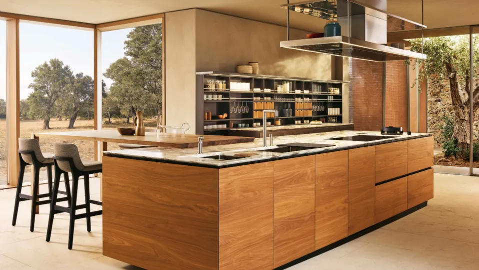 Cucina Design lineare Artex 01 in massello noce canaletto e top in marmo di Poliform