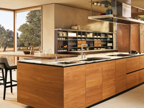 Cucina Design con isola Artex 01 in massello di Noce e top in marmo di Poliform
