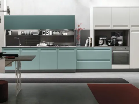 Cucina Moderna Rewind v2 in PET Verde Riace e Bianco laccato opaco di Stosa