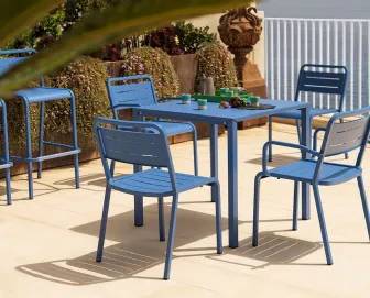 Sgabello, sedia e tavolo in alluminio verniciato azzurro marina Urban di Emu
